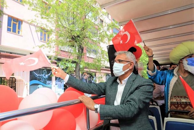 Battalgazi Belediyesi, 23 Nisan’ı Çocukların Evine Götürdü