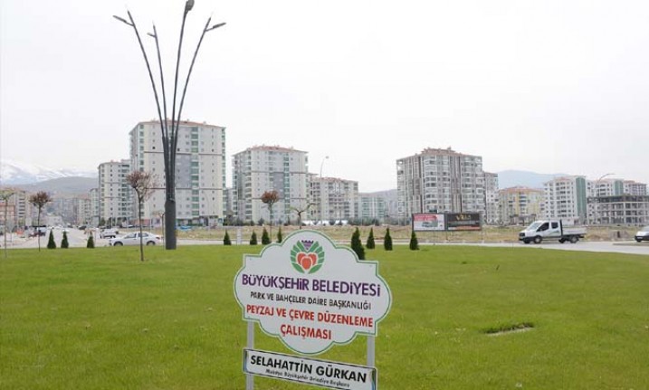 Büyükşehir Belediyesi Çiftlik Caddesinde 220 Fidan Dikti
