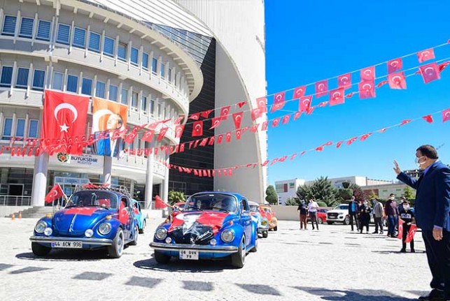 Malatya Büyükşehir Belediyesi üstü açık otobüsle sokakları dolaştı