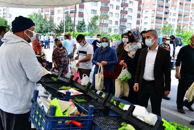 Başkanı Çınar, Bostanbaşı Semt Pazarını Ziyaret Etti