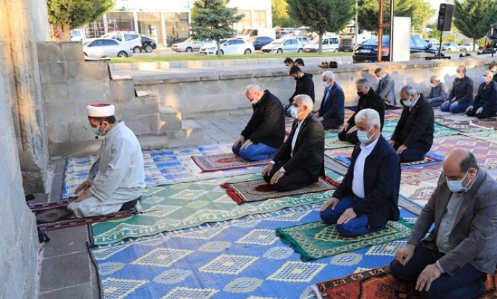 Bayram Namazı 800 Yıllık Namazgâhta Eda Edildi