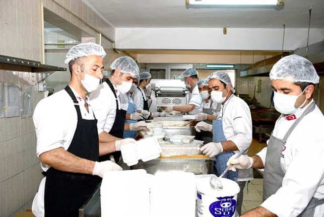 Büyükşehir Belediyesi 4 Bin Kişiye Sıcak Yemek Dağıtıyor