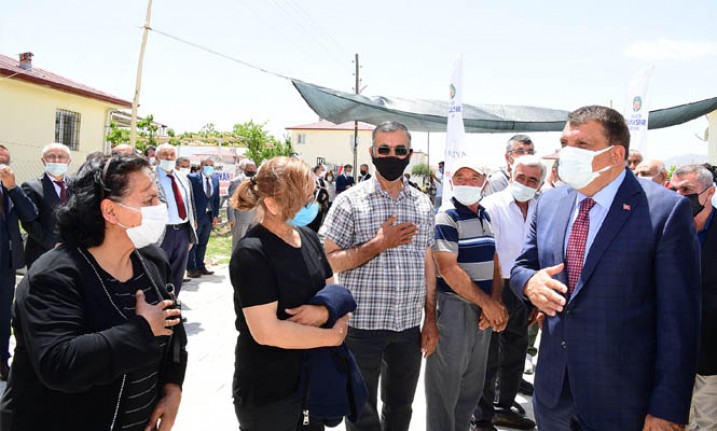 Dedeköy Mahallesinde Asfalt Çalışmasını İnceleyen Başkan Gürkan: