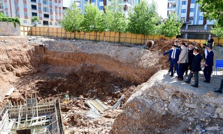 Kernek Meydanı Yeniden Ayağa Kalkıyor