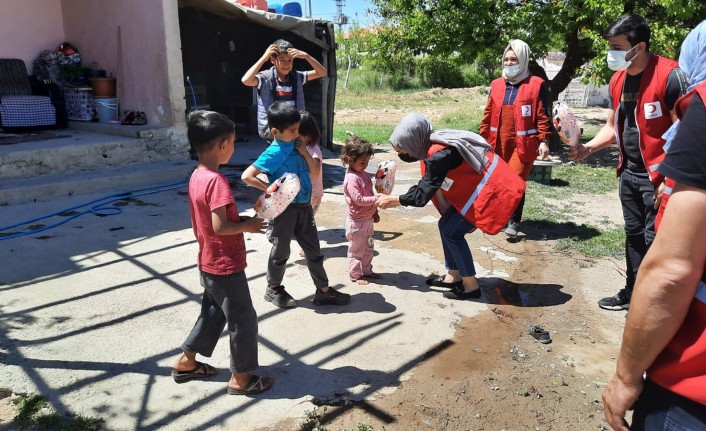 Kızılay Yeşilyurt Şubesi  Şahnahan'a Bayram coşkusu yaşattı