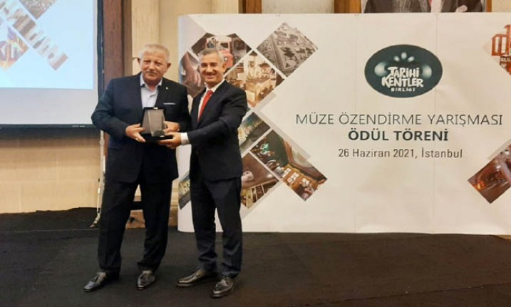 Başkan Çınar, Tarihi Kentler Birliğinden Kahve Konağı Ödülünü Aldı