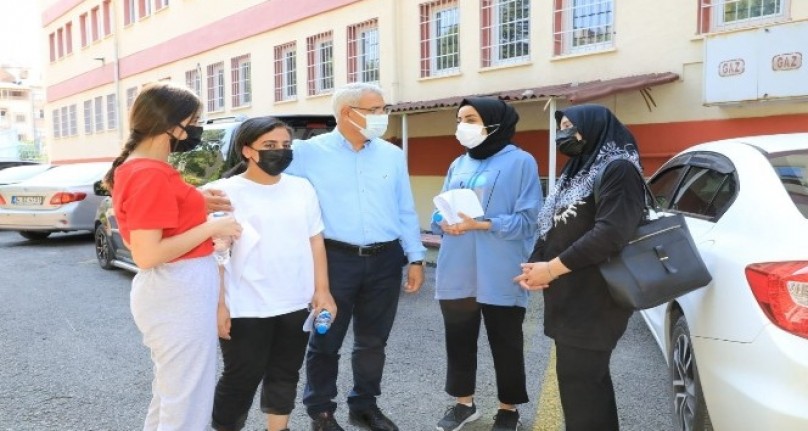 Başkan Güder, YKS'ye giren öğrencileri yalnız bırakmadı