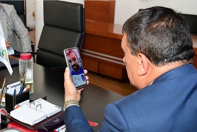 Başkan Gürkan, Anadolu Efes’in 44 numaralı formasını giyen Simon ile görüştü