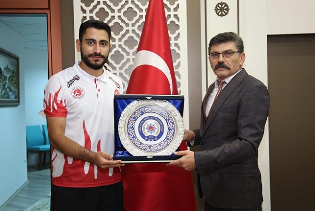 Milli Sporcudan Müdür Dağdeviren'e Ziyaret