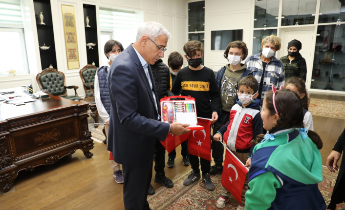 Başkan Güder’e Minik Öğrencilerden Cumhuriyet Bayramı Ziyareti