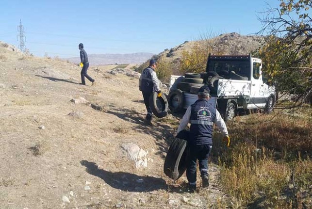 Büyükşehir Belediyesi Ekipleri Atık Lastikleri Topladı 