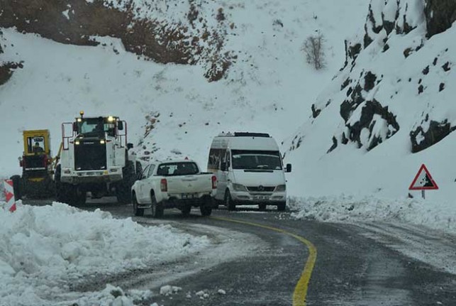 Kapanan yollar açılıyor