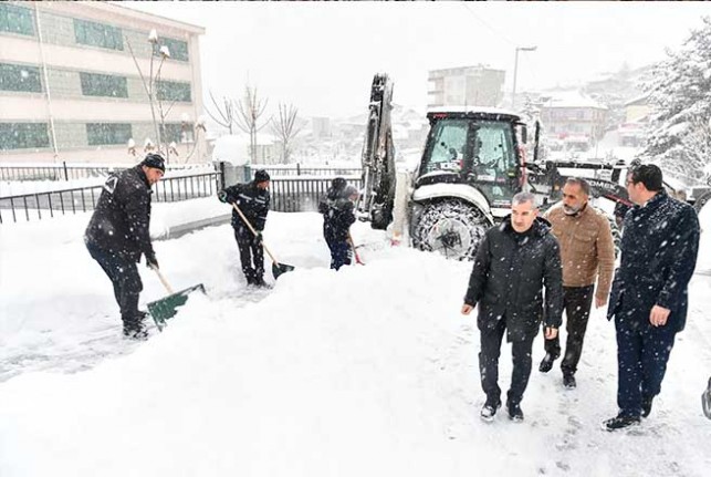 Başkan Çınar, Cadde Ve Sokaklardaki Kar Temizleme Çalışmalarını Yakından Takip Ediyor