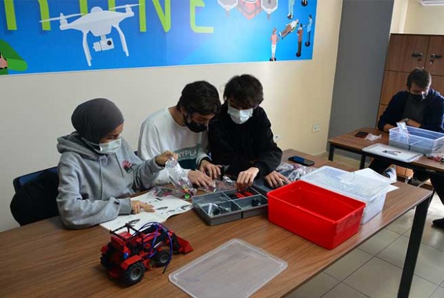 Yeşilyurt Belediyesi’nden Öğrencilere Robotik Kodlama Temel Seviye Eğitimi 