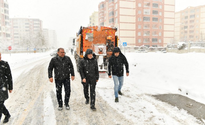 Yeşilyurt#039;ta Karla Mücadele Çalışmaları Aralıksız Devam Ediyor