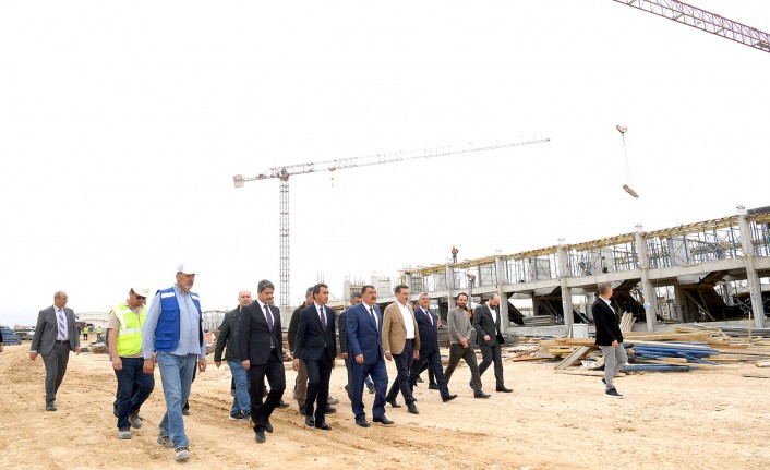 Başkan Gürkan, Dünya Kayısı Ticaret Merkezi inşaat alanında incelemelerde bulundu