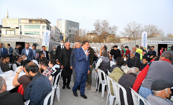 Büyükşehir Belediyesi tarafından günlük 5000 kişilik iftar yemeği dağıtılıyor
