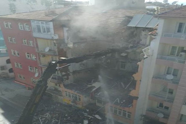 Depremden Zarar Gören O Apartmanda Yıkılıyor