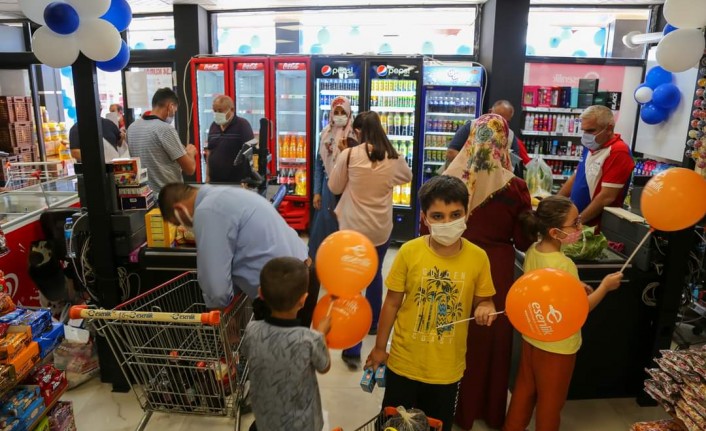 Esenlik Zincir Marketler vatandaşın yüzünü güldürüyor.