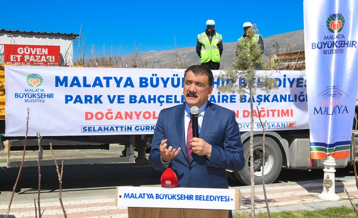 Malatya Büyükşehir Belediyesi Doğanyol’da Fidan Dağıtımı Yaptı