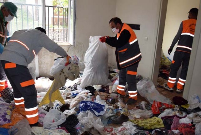 Malatya'da Çöp Evden 1 Kamyon Çöp Çıkardı