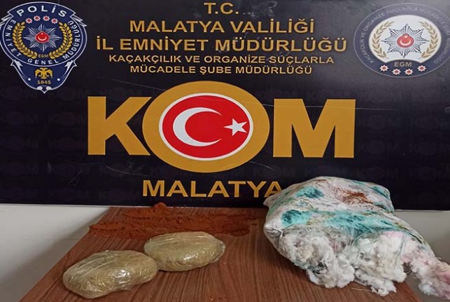 Yolcu otobüsünde cinsel içerikli ürün ile esrar ele geçirildi