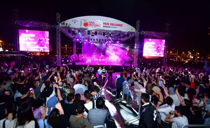Ünlü Sanatçı Mustafa Ceceli’nin Konserini Yaklaşık 40 Bin Kişi İzledi  