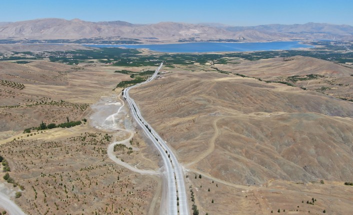 Erenli'ye sıkıştırılmış beton yol