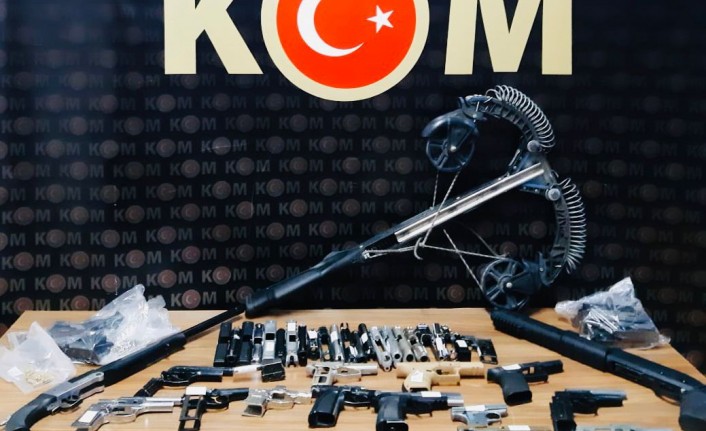 Malatya Polisi Çok Sayıda Silah ve Gümrük Kaçağı Ürün Ele Geçirdi