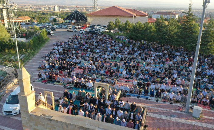 Yeşilyurt Gedik Namazgâhta Kılınan Bayram Namazına Vatandaşlar Yoğun İlgi Gösterdi