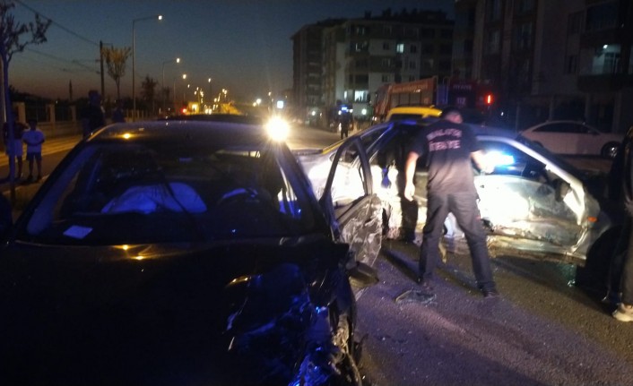 Otomobilin lastiği patladı karşı şeride geçti: 3 yaralı