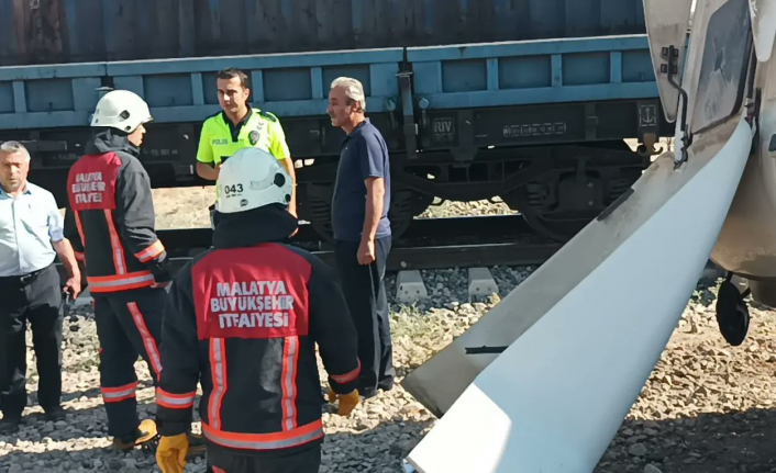 Yük Treni TIR'a Çarptı