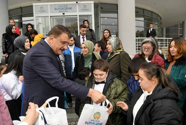 Otizmli ve DOWN Sendromlu çocuklardan Başkan Gürkan’a ziyaret