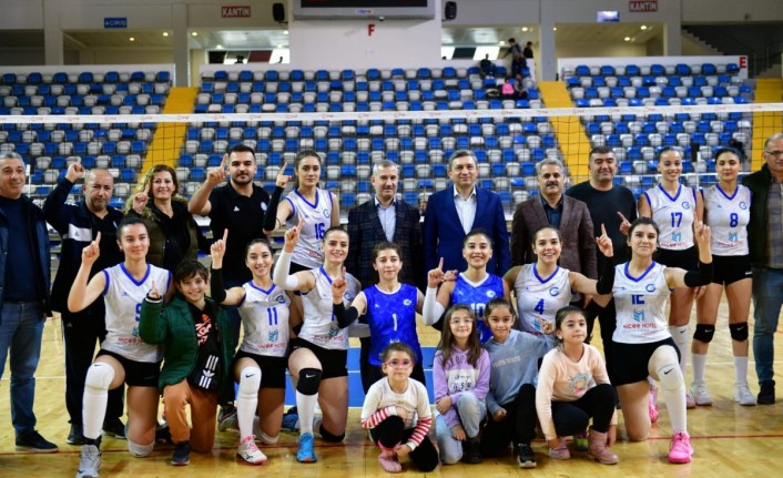 Vali Hulusi Şahin'den Kadın Voleybol Takımına Destek