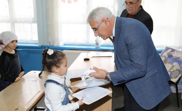 Başkan Güder Öğrencilerin Karne Heyecanına Ortak Oldu