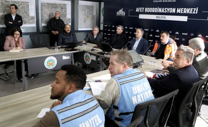 Abdullah Gül, depremin vurduğu Malatya'da