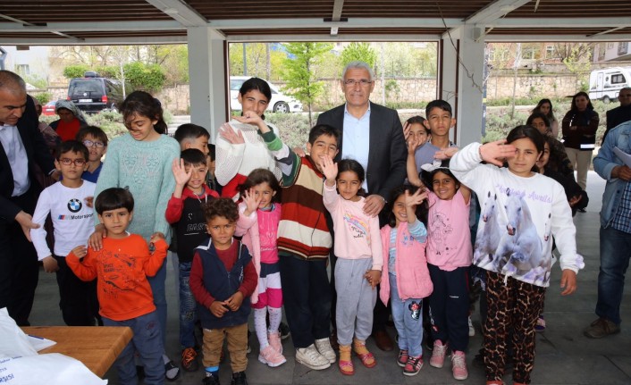 Başkan. Güder Depremzede Çocukların Yüzünü Güldürdü