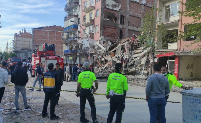 Malatya'da Ağır Hasarlı Bina Çöktü