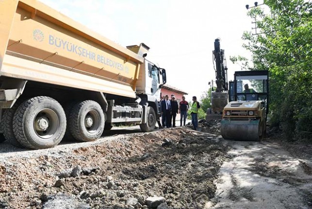 Orduzu’da Yol Aksları Bozulan Yollarda Zemin İyileştirme Çalışmaları Yapılıyor