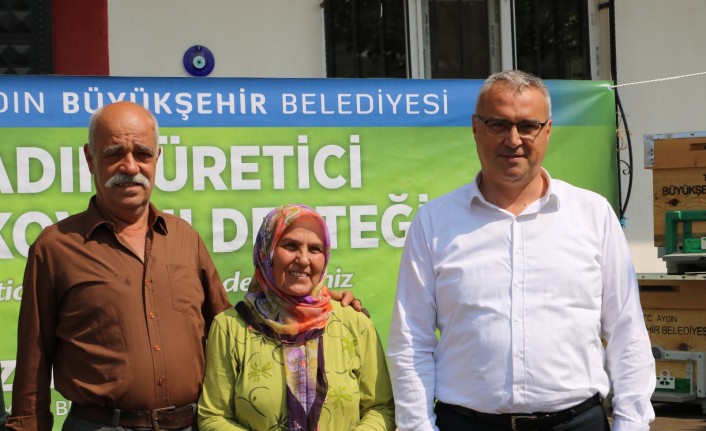 Aydın Büyükşehir Belediyesi’nden Kadın Arıcılara Kovan Desteği