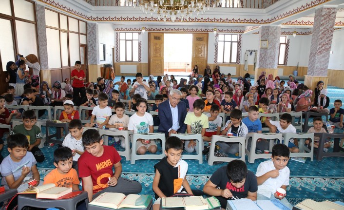 Kur’an Kursu Öğrencilerine Dondurmalar Başkan Güder’den