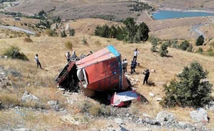 Malatya'da Kamyon Şarampole Yuvarlandı: 1 ölü