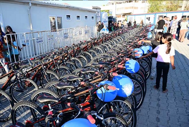 Battalgazi Belediyesi ve Bağcılar Belediyesi’nden Konteynerde Kalan 500 Çocuğa Bisiklet Hediye Edildi