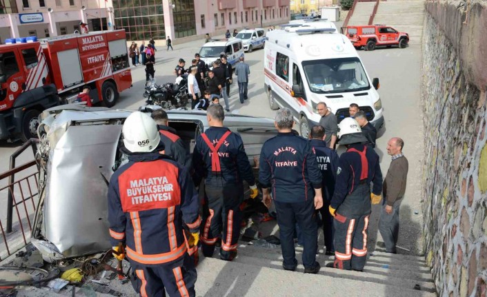 Malatya'da Araç Okul Bahçesine Uçtu: 2 yaralı