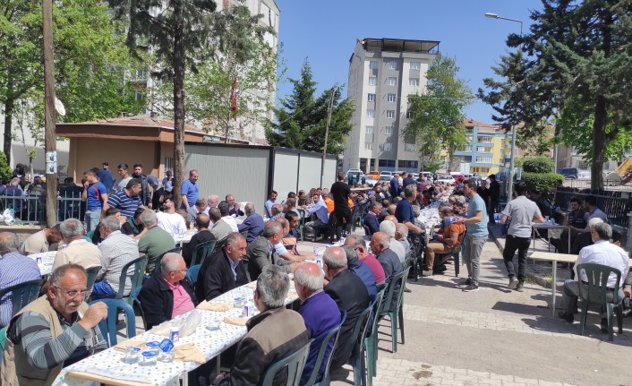 Muhtar Özdemir,  Mahalle Halkına Yemek İkramında Bulundu