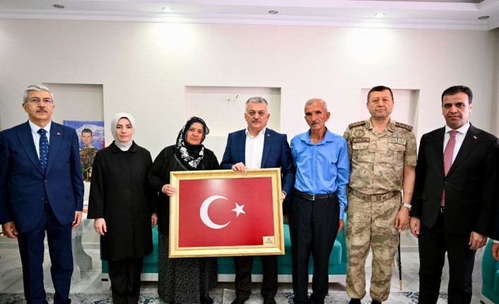 Vali Ersin Yazıcı Şehit Ailelerini Ziyaret Ederek Yürekleri Isıttı