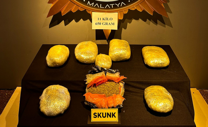 Durdurulan Kamyonette 11 Kg 650 Gram SKunk Maddesi Ele Geçirildi