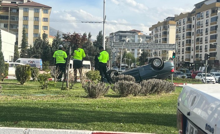 Malatya’da Kavşakta Kaza: Otomobil Ters Döndü, 2 Yaralı