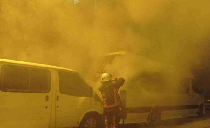 Malatya’da Park Halindeki Araçta Yangın Çıktı