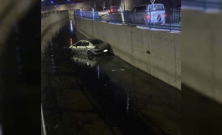 Otomobil Kanala Uçtu, 1 Yaralı